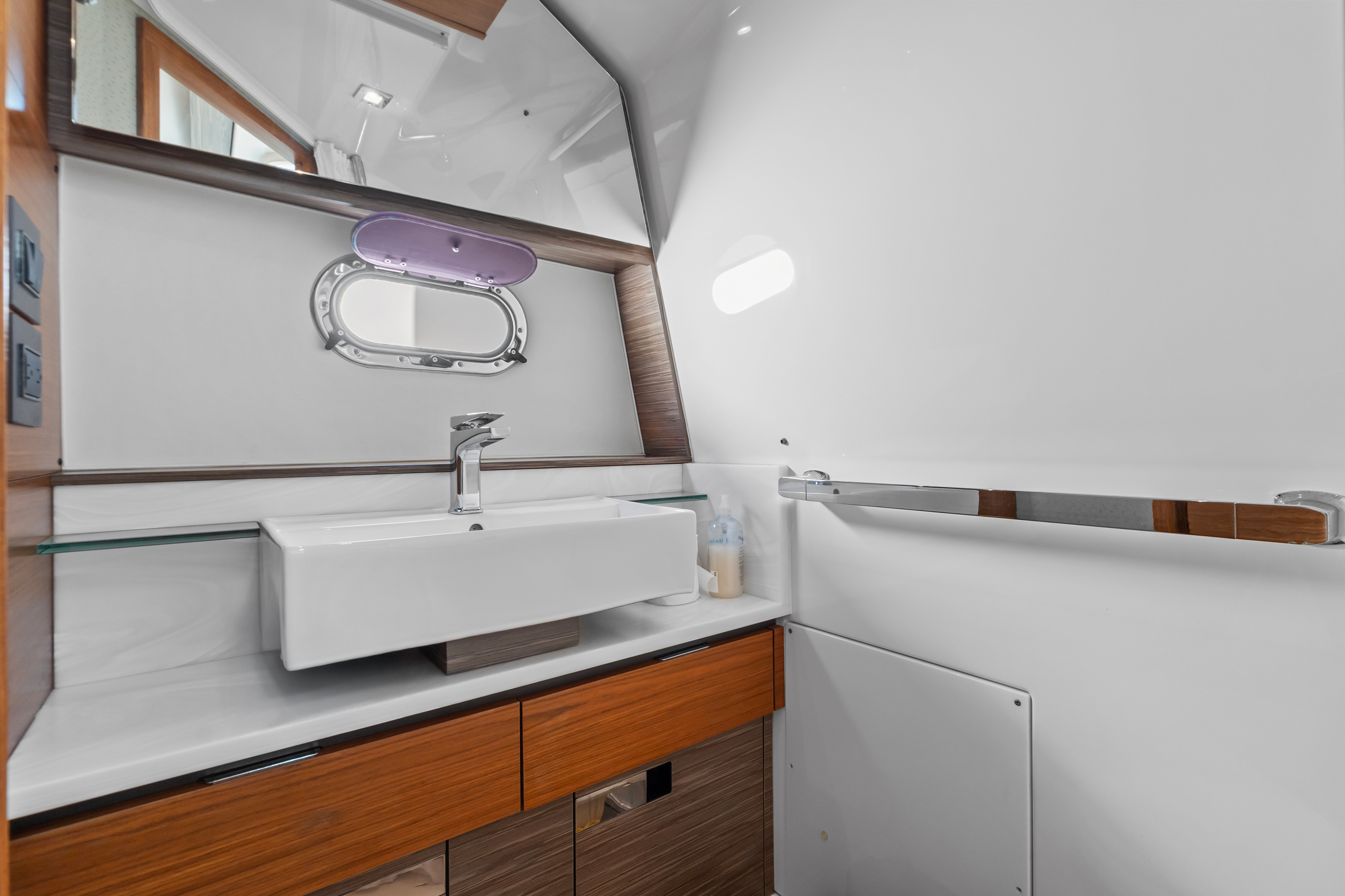 YATE DIOSA main cabin