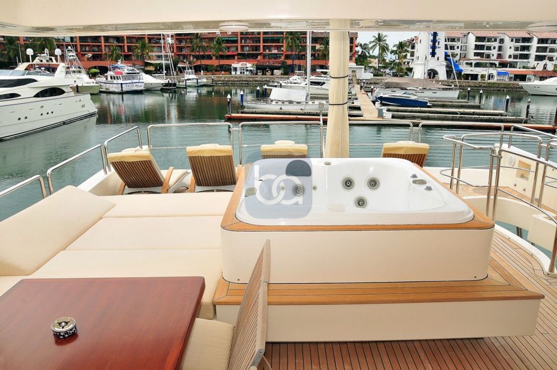 BLAU deck lounge