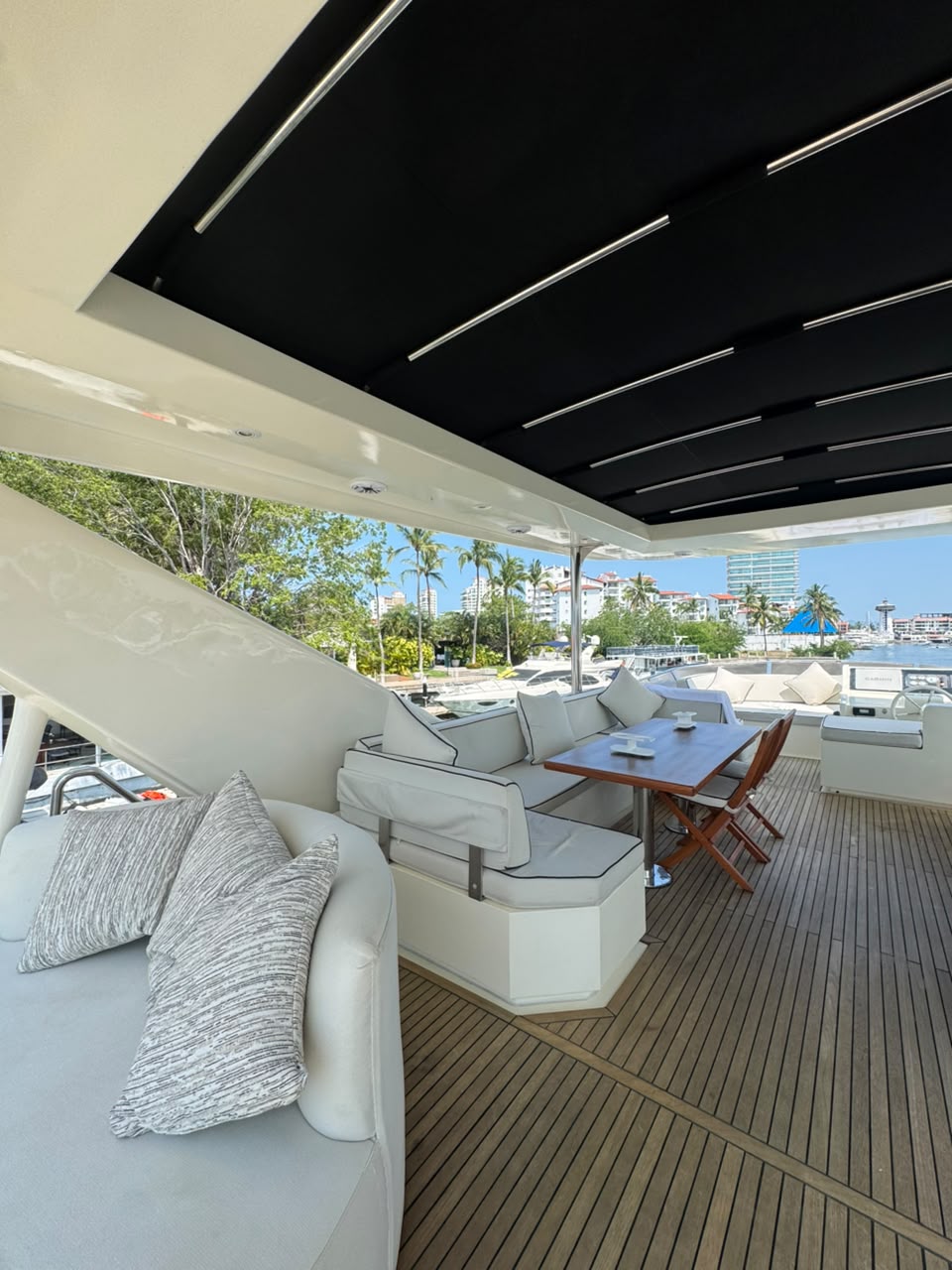 MIO deck lounge