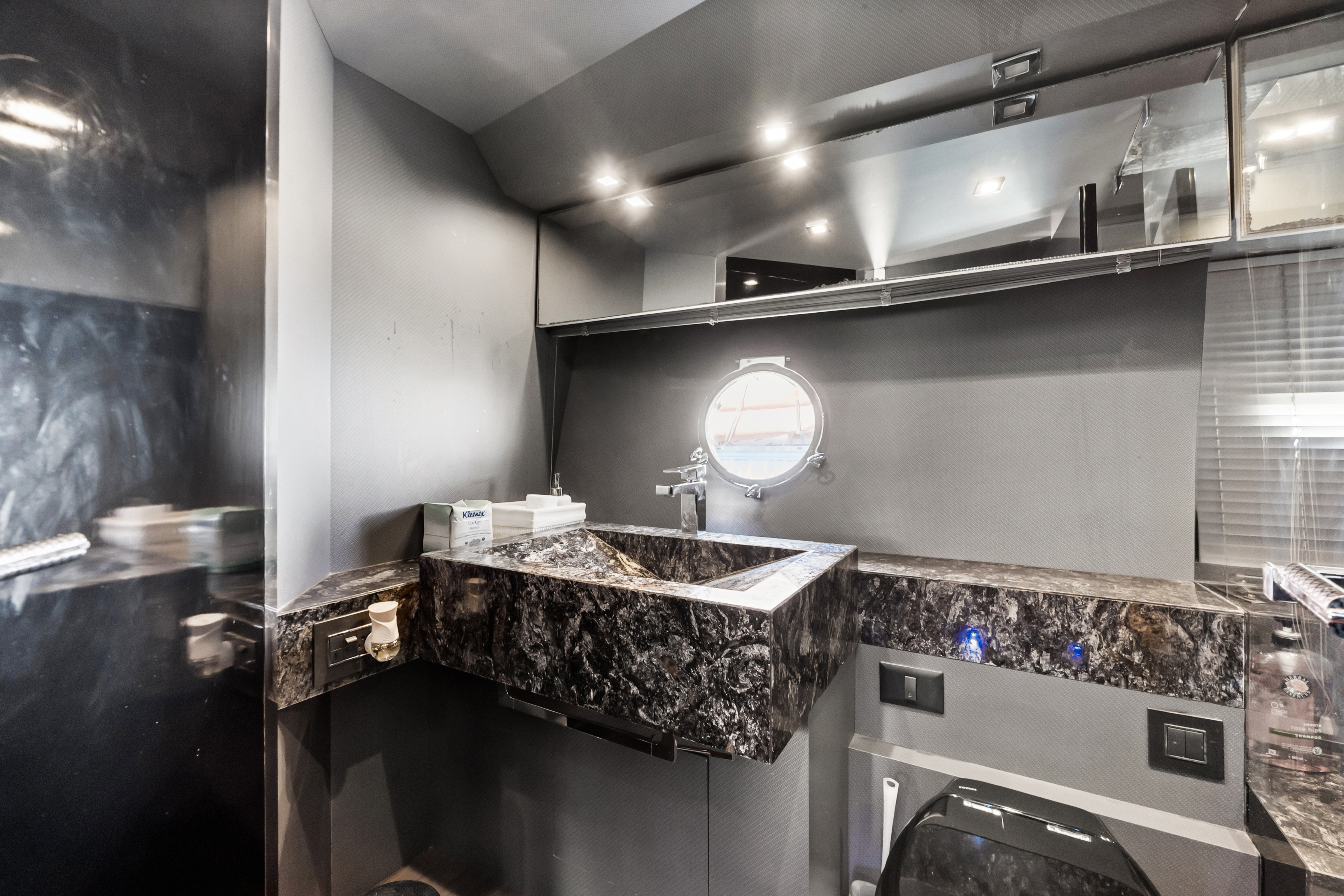 YATE LALISA main cabin