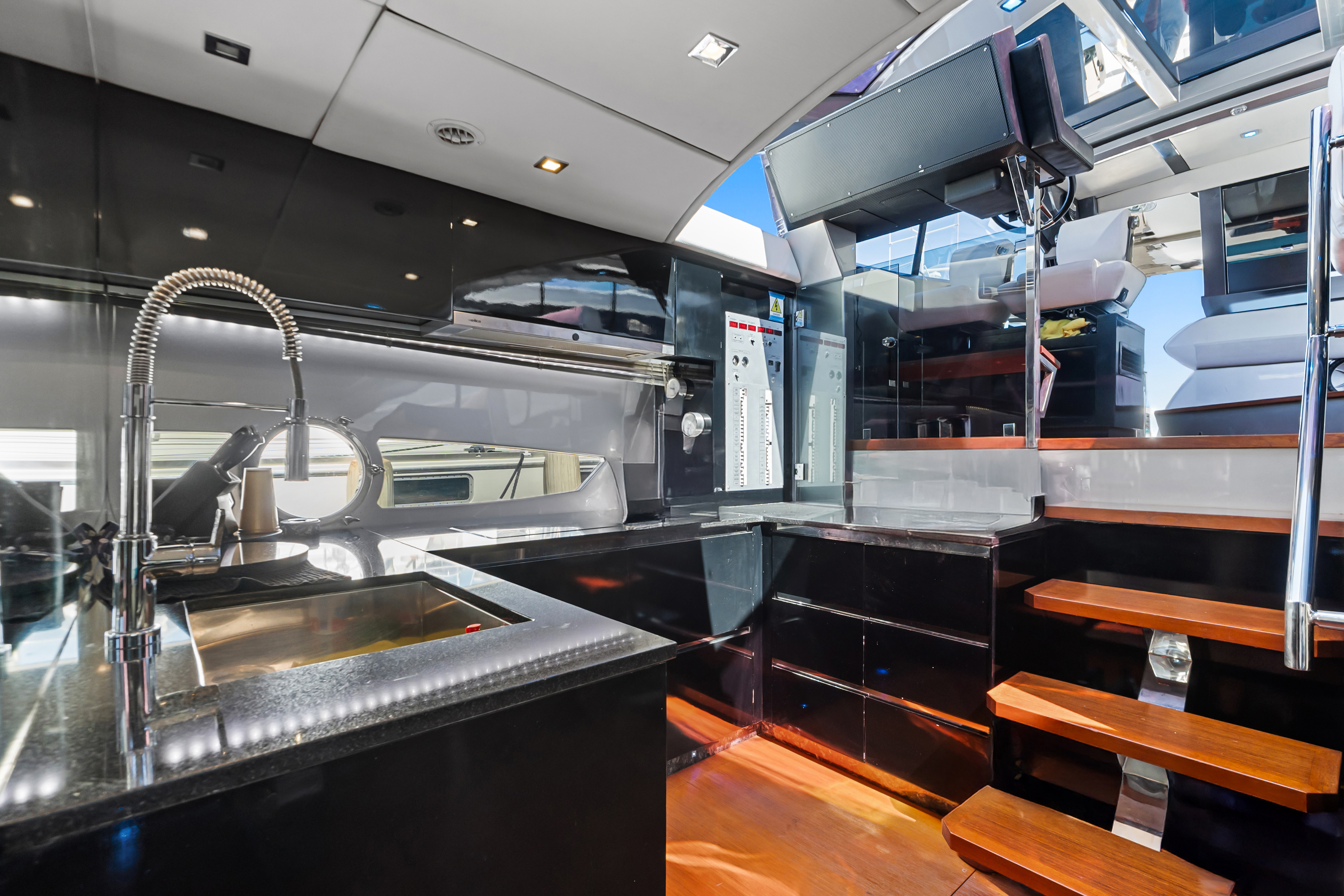 YATE LALISA aft deck