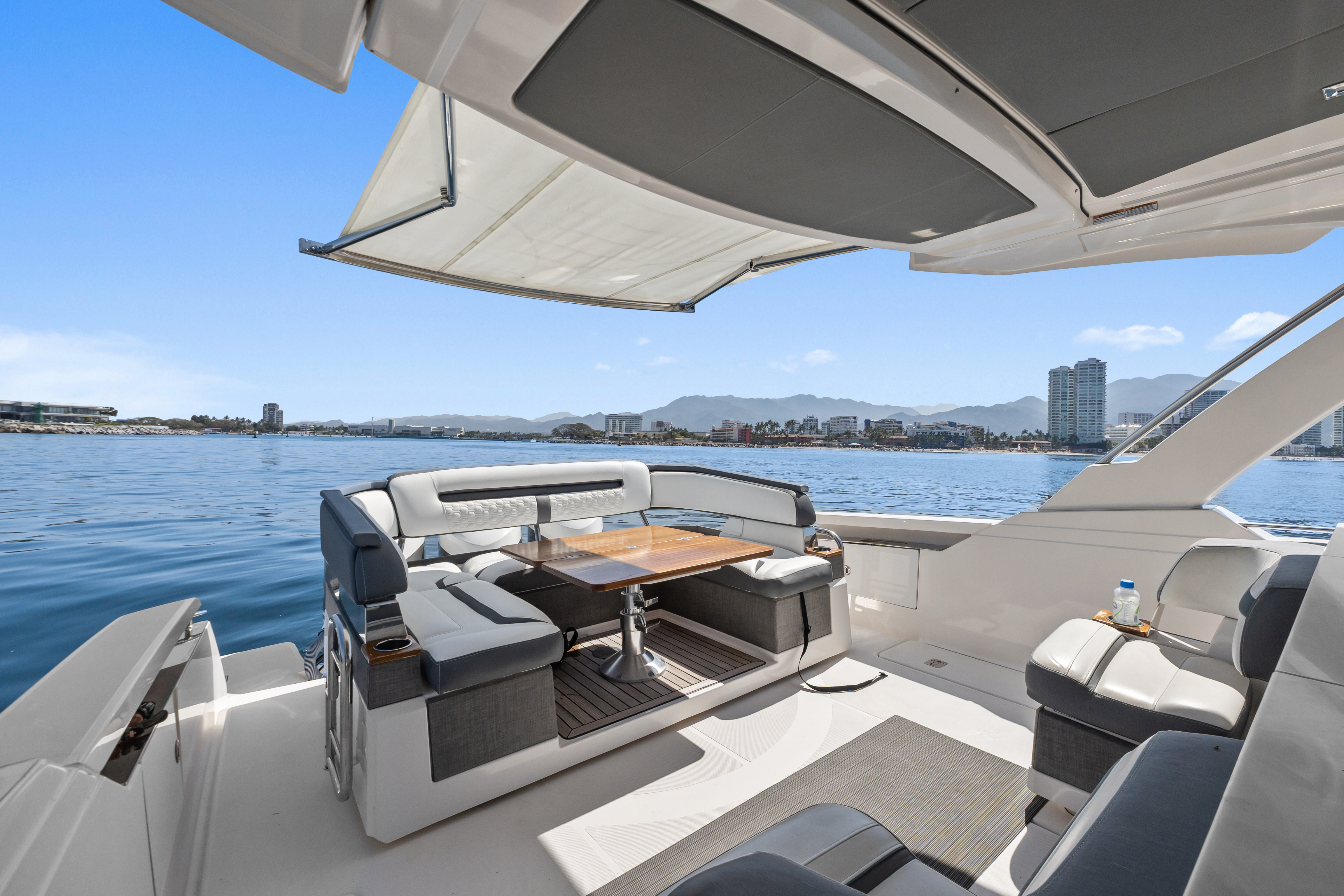 YATE DIOSA main cabin