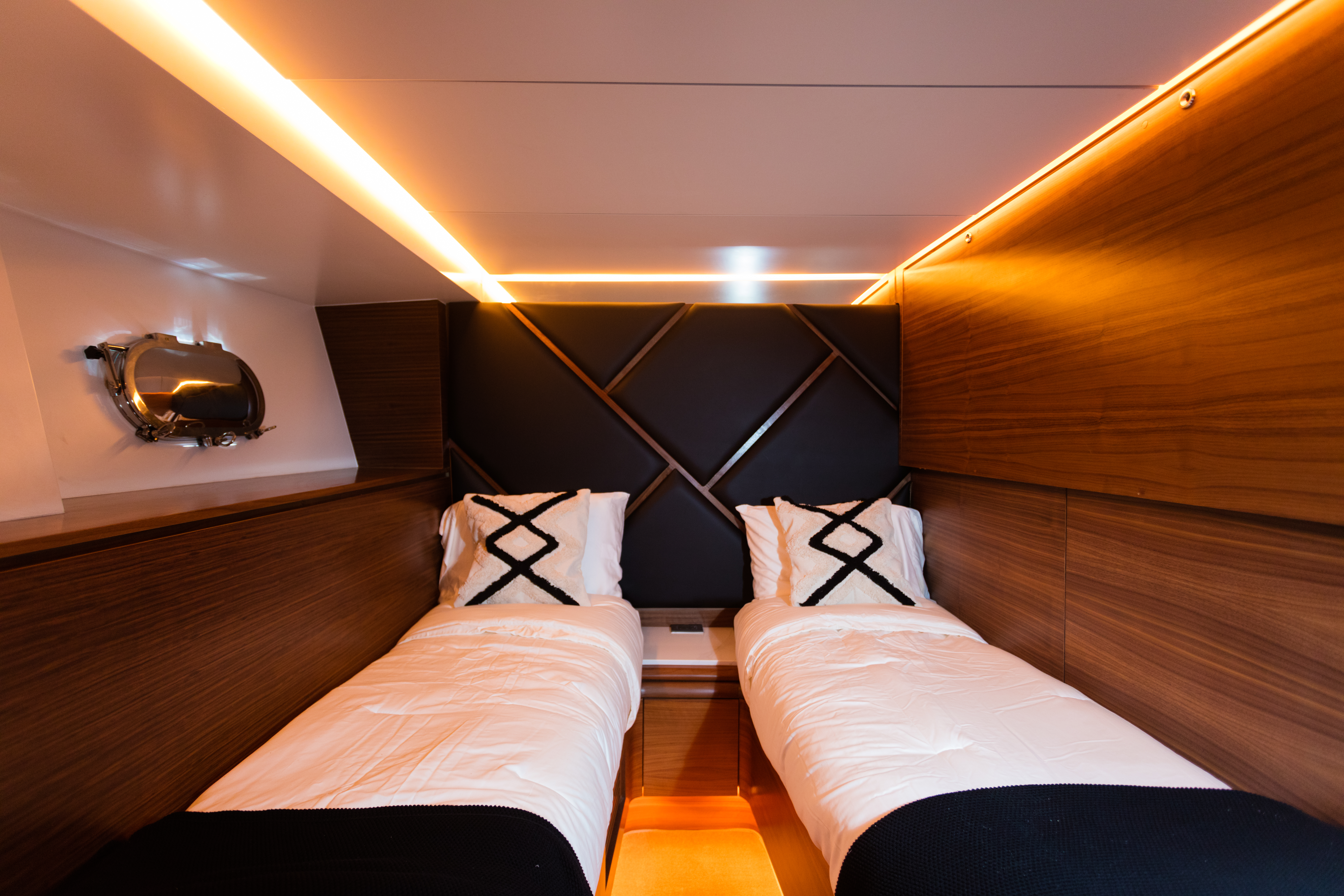 DON MOI deck lounge
