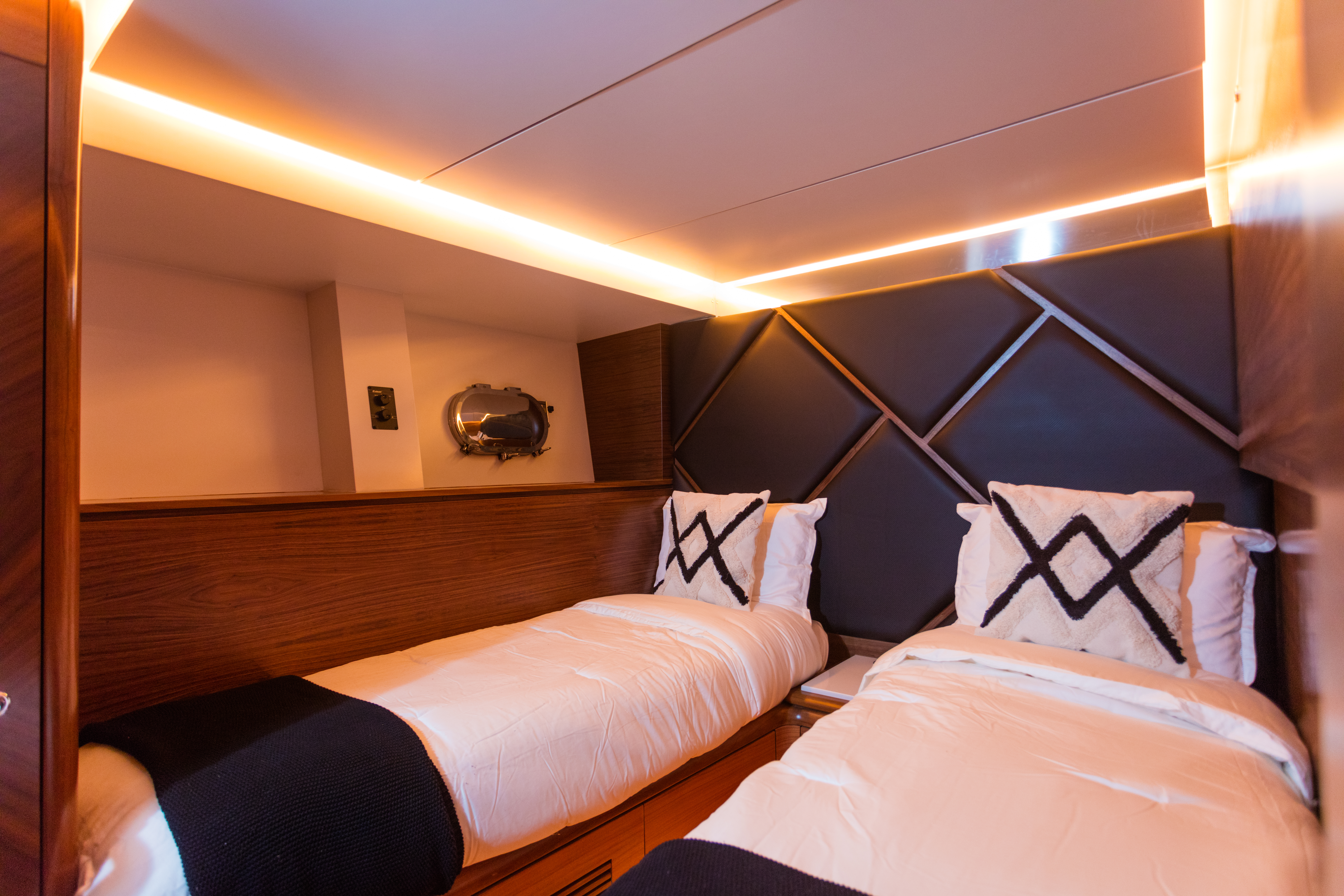 DON MOI flybridge