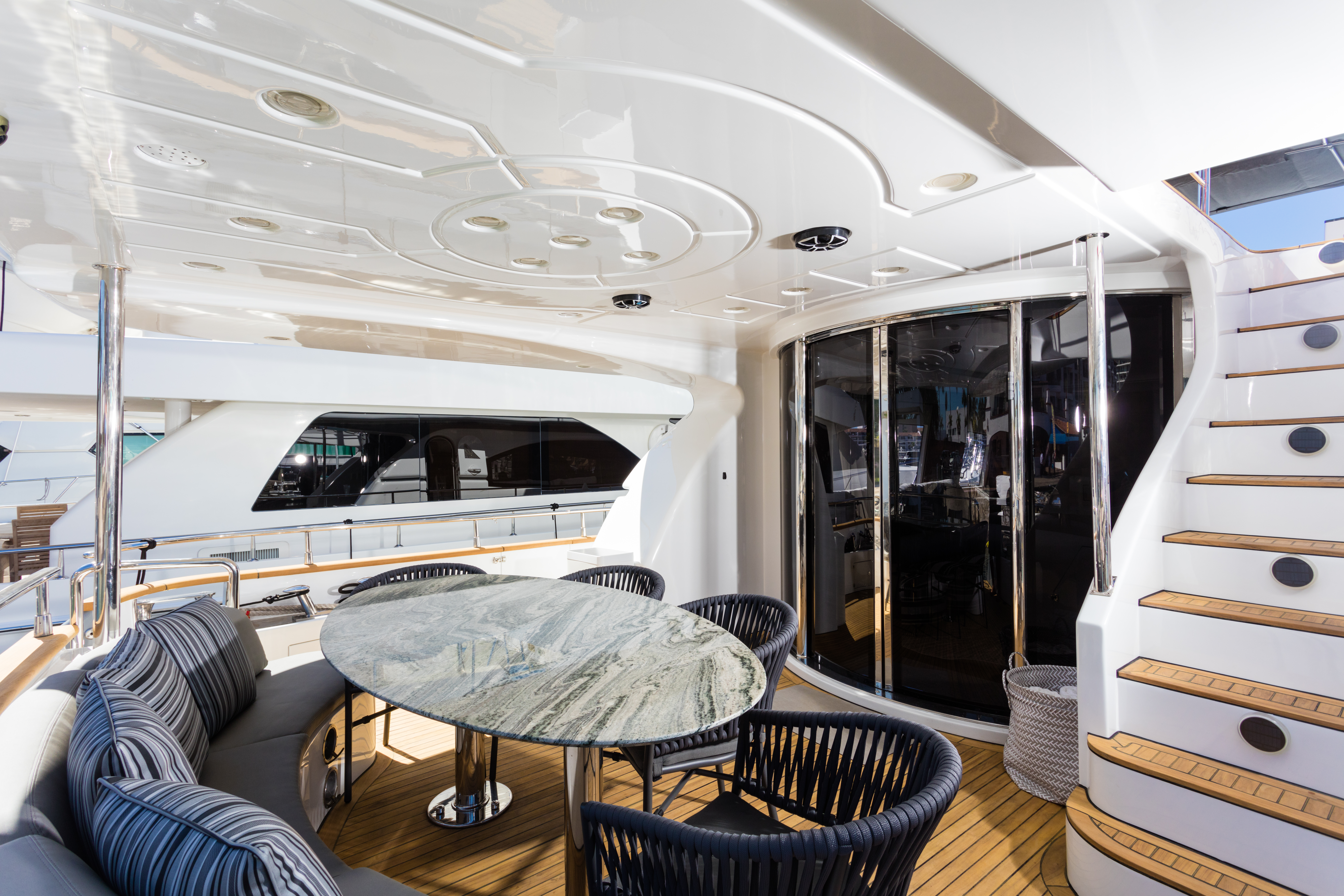 DON MOI deck lounge