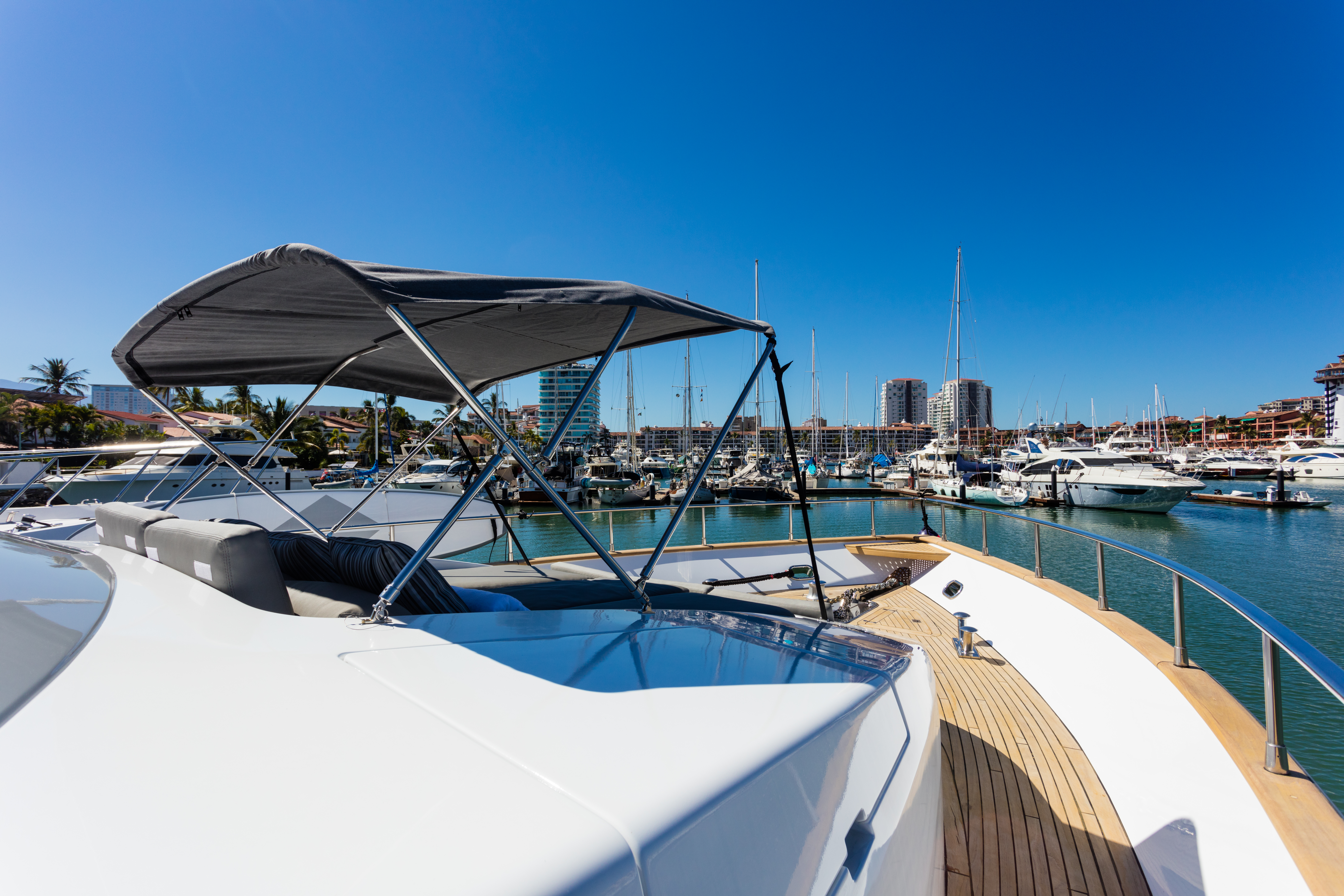 DON MOI deck lounge