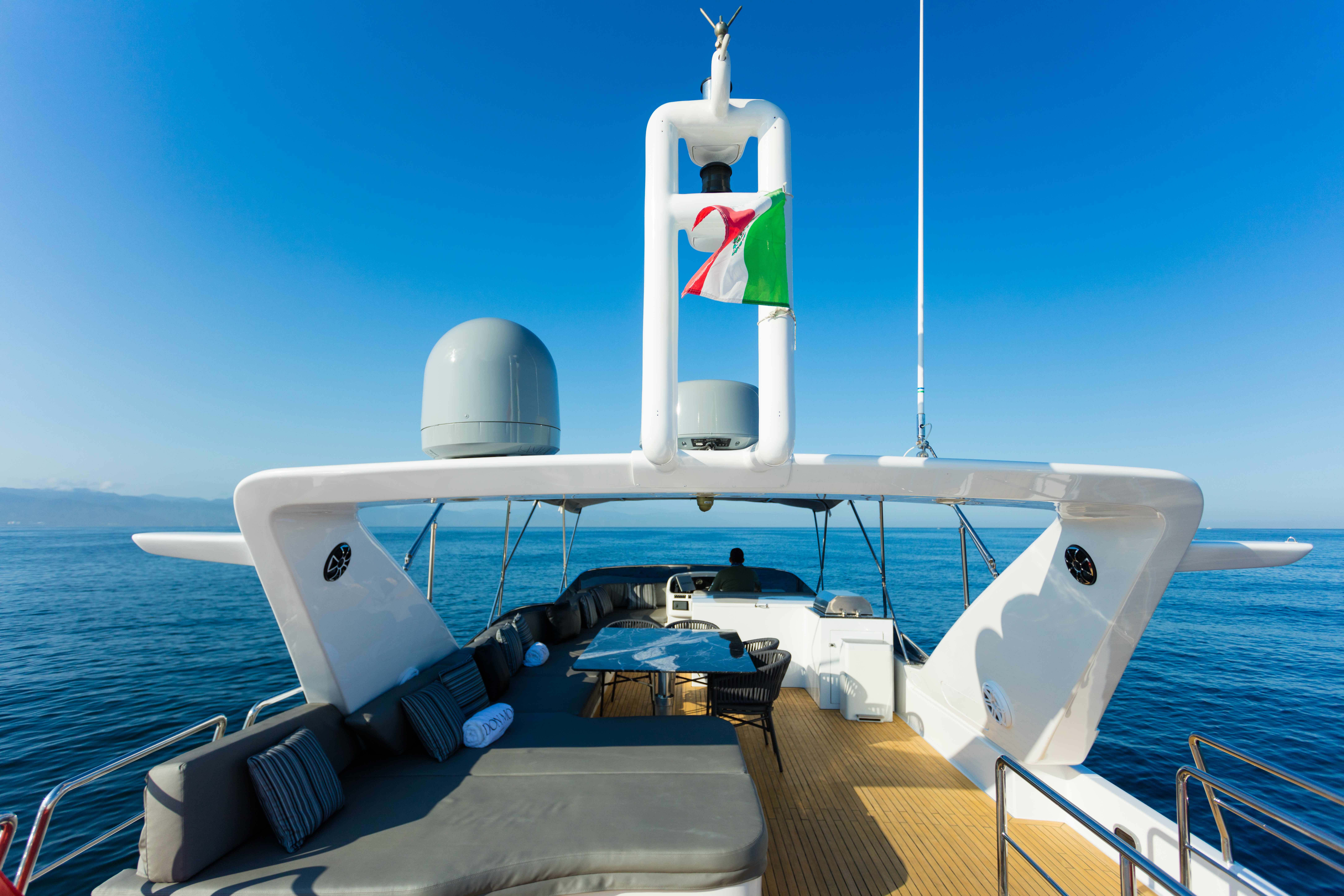 DON MOI bow view