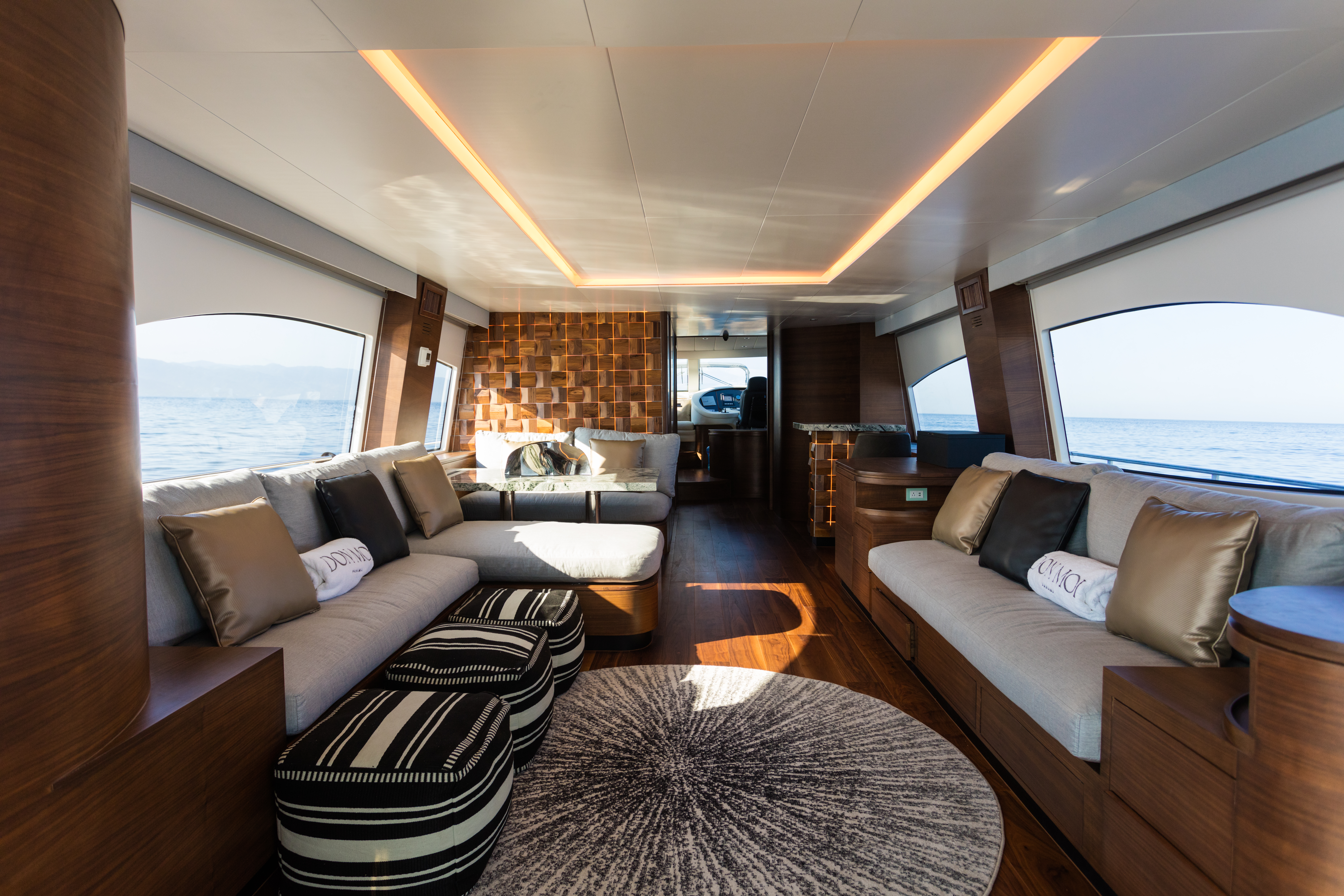 DON MOI deck lounge