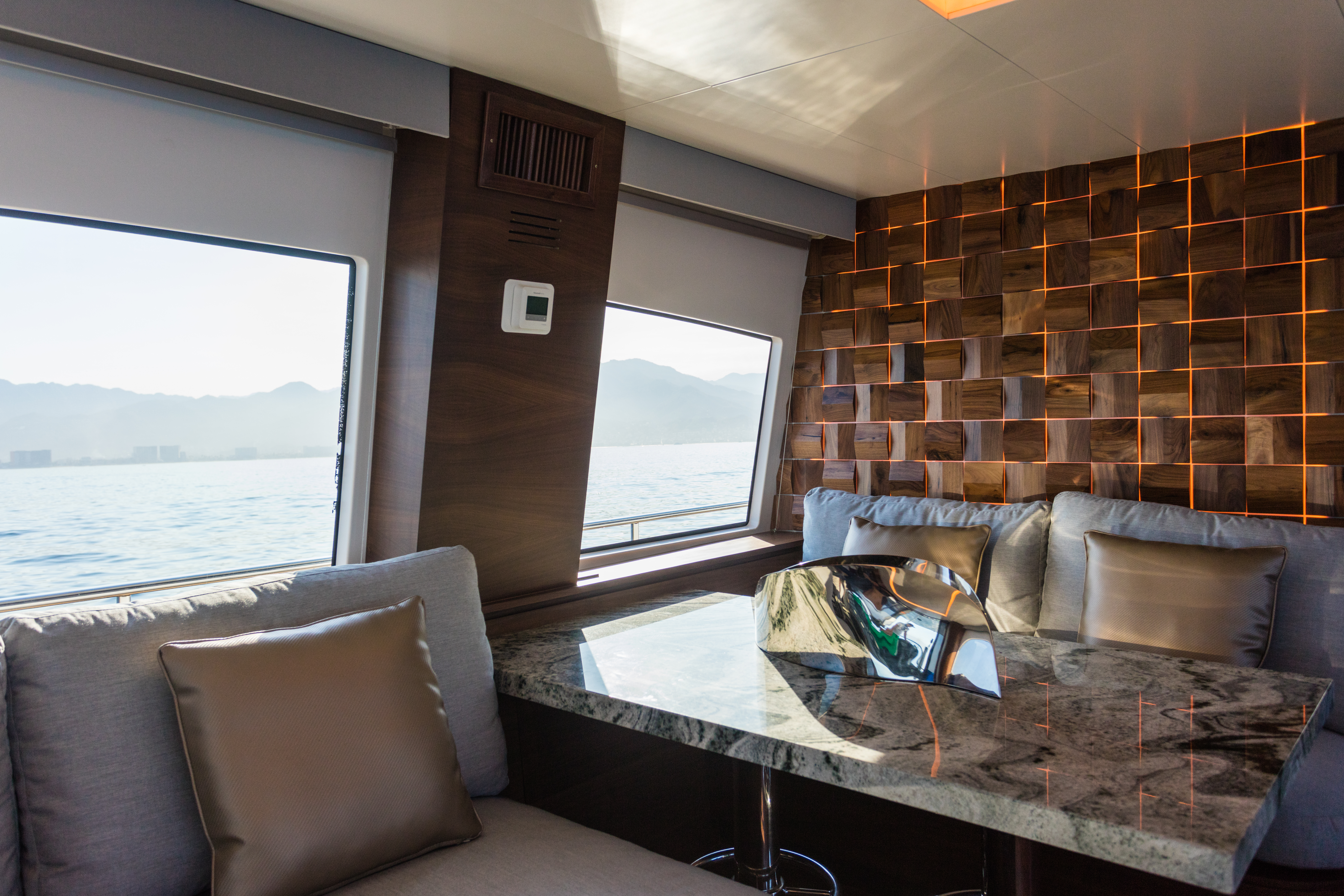 DON MOI flybridge